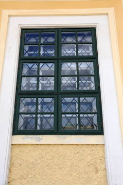 İçine belgili tanımlık oda ve havalandırma ışık almak için hizmet duvarda bir pencere açıyor. 