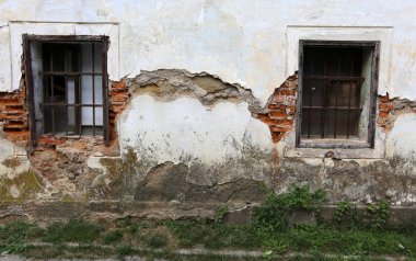İçine belgili tanımlık oda ve havalandırma ışık almak için hizmet duvarda bir pencere açıyor. 