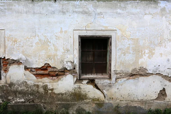 İçine belgili tanımlık oda ve havalandırma ışık almak için hizmet duvarda bir pencere açıyor. 