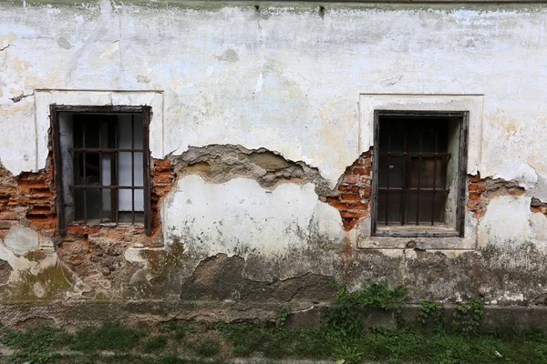 İçine belgili tanımlık oda ve havalandırma ışık almak için hizmet duvarda bir pencere açıyor. 