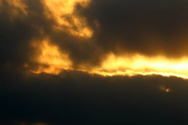 Güneş ufukta Akdeniz'de Kuzey İsrail ayarlar 