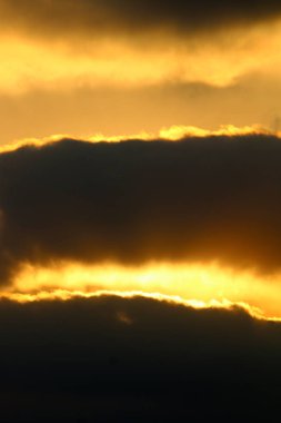 Güneş ufukta Akdeniz'de Kuzey İsrail ayarlar 