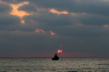 Güneş ufukta Akdeniz'de Kuzey İsrail ayarlar 