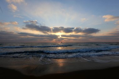 Güneş ufukta Akdeniz'de Kuzey İsrail ayarlar 