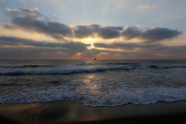 Güneş ufukta Akdeniz'de Kuzey İsrail ayarlar 