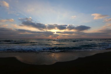 Güneş ufukta Akdeniz'de Kuzey İsrail ayarlar 