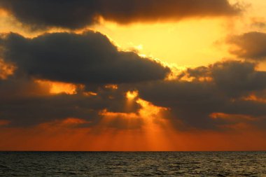 Güneş ufukta Akdeniz'de Kuzey İsrail ayarlar 