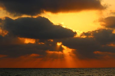 Güneş ufukta Akdeniz'de Kuzey İsrail ayarlar 