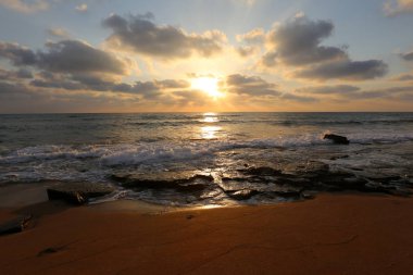 Güneş ufukta Akdeniz'de Kuzey İsrail ayarlar 