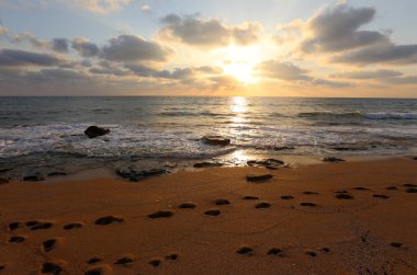 Güneş ufukta Akdeniz'de Kuzey İsrail ayarlar 