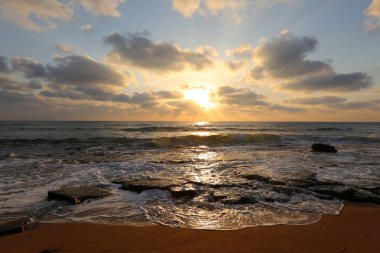 Güneş ufukta Akdeniz'de Kuzey İsrail ayarlar 