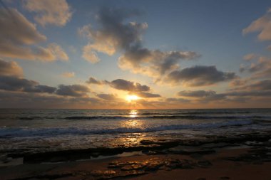 Güneş ufukta Akdeniz'de Kuzey İsrail ayarlar 