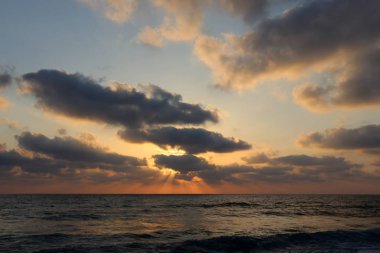 Güneş ufukta Akdeniz'de Kuzey İsrail ayarlar 