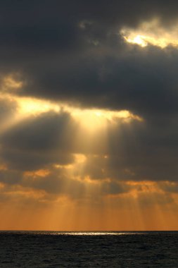 Güneş ufukta Akdeniz'de Kuzey İsrail ayarlar 