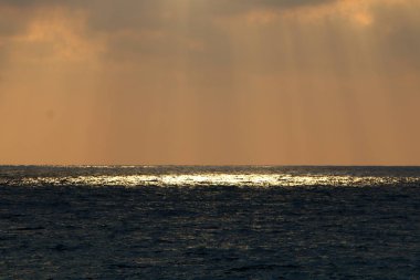 Güneş ufukta Akdeniz'de Kuzey İsrail ayarlar 