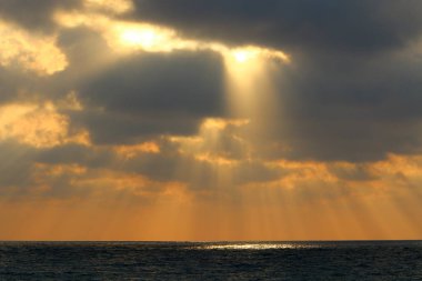 Güneş ufukta Akdeniz'de Kuzey İsrail ayarlar 