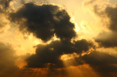 Güneş ufukta Akdeniz'de Kuzey İsrail ayarlar 