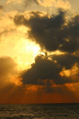 Güneş ufukta Akdeniz'de Kuzey İsrail ayarlar 