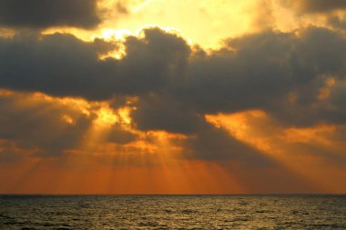 Güneş ufukta Akdeniz'de Kuzey İsrail ayarlar 