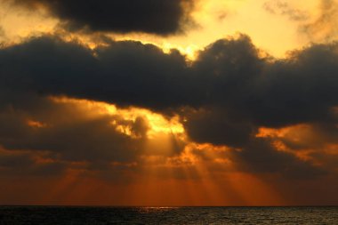 Güneş ufukta Akdeniz'de Kuzey İsrail ayarlar 