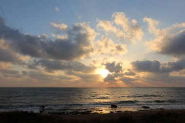 Güneş ufukta Akdeniz'de Kuzey İsrail ayarlar 