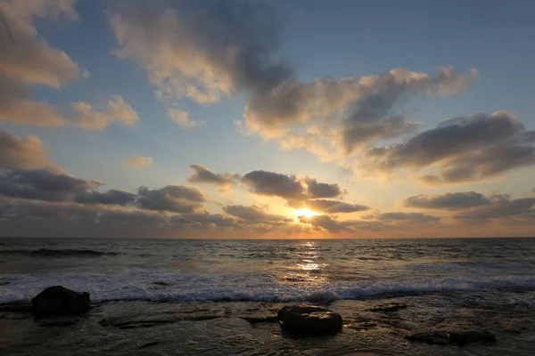 Güneş ufukta Akdeniz'de Kuzey İsrail ayarlar 