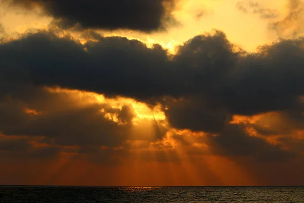 太阳落在地平线上 在以色列北部地中海海面上 — 图库照片
