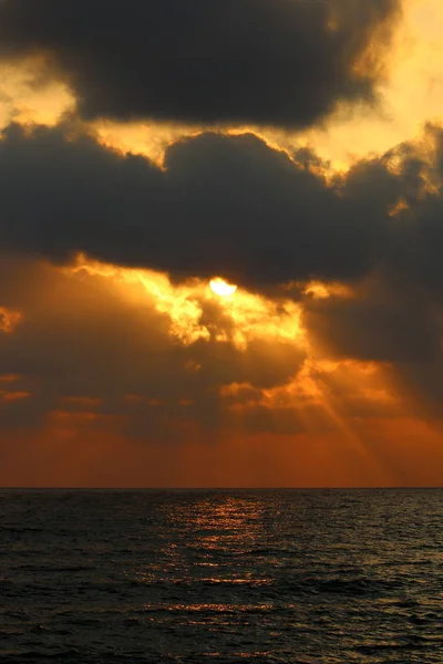 太阳落在地平线上 在以色列北部地中海海面上 — 图库照片