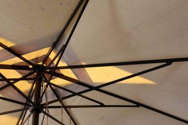 şemsiye yağmur veya güneş ışığı bir insanı korumak için tasarlanmış bir cihazdır. 