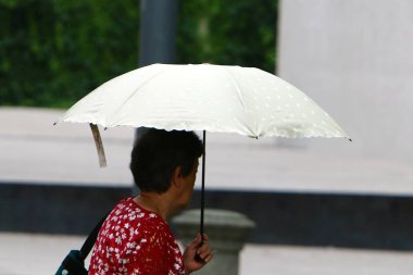 şemsiye yağmur veya güneş ışığı bir insanı korumak için tasarlanmış bir cihazdır. 