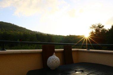 tabakları masaya vardır 