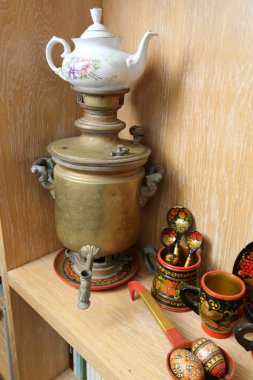 tabakları masaya vardır 