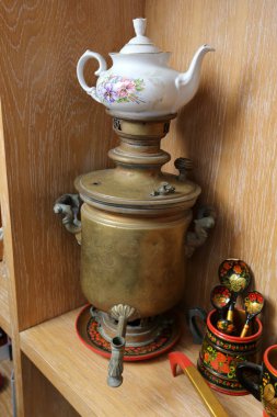 tabakları masaya vardır 