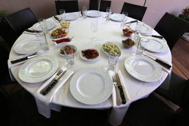 tabakları masaya vardır 