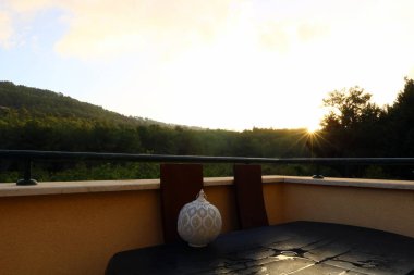 tabakları masaya vardır 