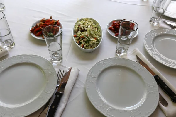 Pratos Estão Sobre Mesa — Fotografia de Stock