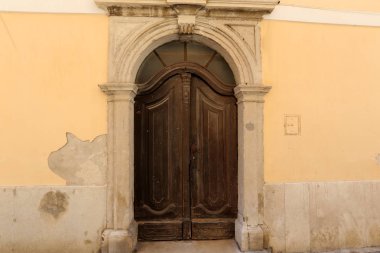 Kapı - duvar girmek ve oda bırakarak bir açılış 