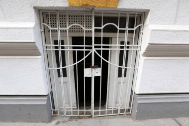 Kapı - duvar girmek ve oda bırakarak bir açılış 