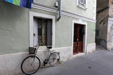 Kapı - duvar girmek ve oda bırakarak bir açılış 