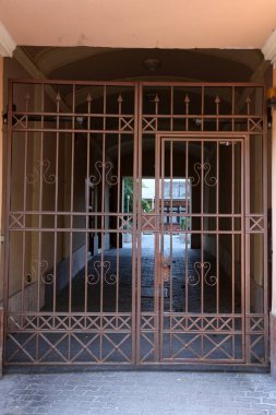 Kapı - duvar girmek ve oda bırakarak bir açılış 