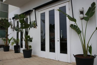 Kapı - duvar girmek ve oda bırakarak bir açılış 