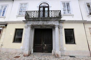 Kapı - duvar girmek ve oda bırakarak bir açılış 