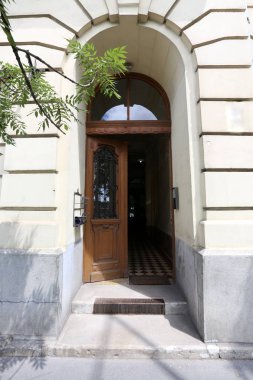 Kapı - duvar girmek ve oda bırakarak bir açılış 