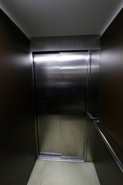 Kapı - duvar girmek ve oda bırakarak bir açılış 