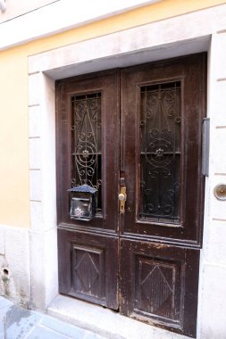 Kapı - duvar girmek ve oda bırakarak bir açılış 