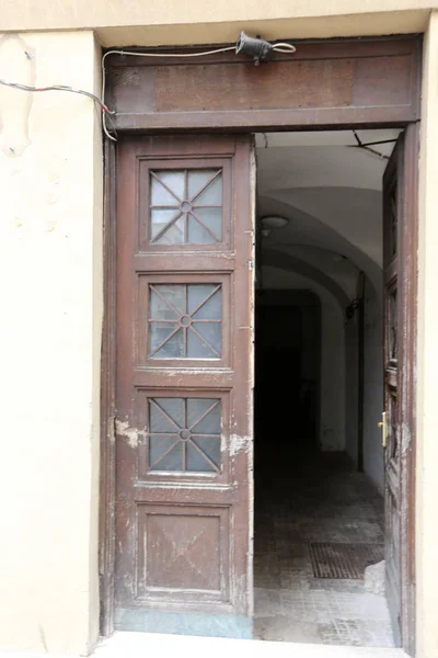 Ușă Deschidere Perete Pentru Intrarea Ieșirea Din Cameră — Fotografie, imagine de stoc
