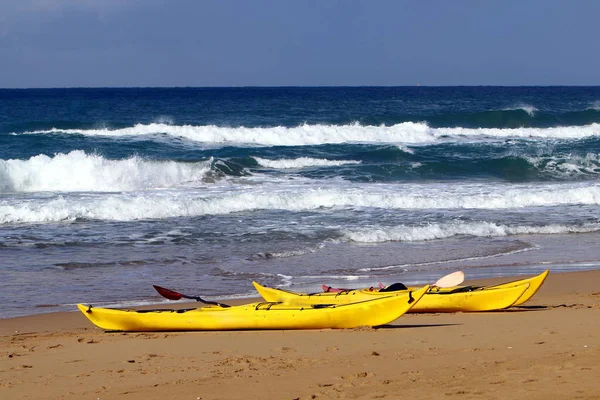在以色列北部地中海沿岸的运动皮划艇 — 图库照片