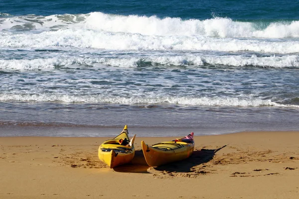 在以色列北部地中海沿岸的运动皮划艇 — 图库照片