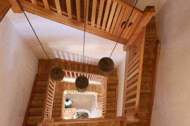 Merdiven - fonksiyonel ve yapısal öğesi dikey bağlantılar sağlayan yapısı 