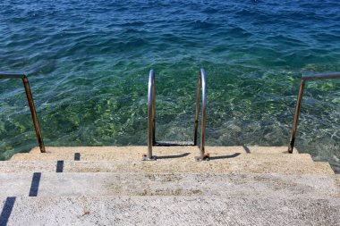 Merdiven - fonksiyonel ve yapısal öğesi dikey bağlantılar sağlayan yapısı 